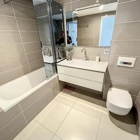 Direct View To The Red Carpet, 2 Bedroom 311